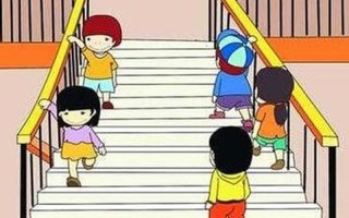 宝宝我们换个姿势楼梯口图片;宝宝我们换个姿势撞一撞图片